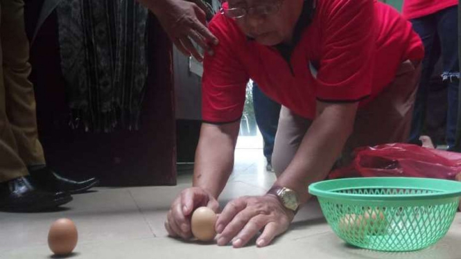 Fenomena telur berdiri di Tugu Khatulistiwa, Pontianak, Kalimantan Barat.