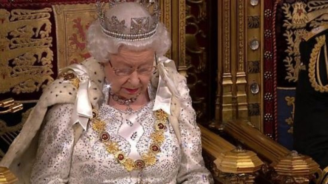 Ratu Elizabeth II menyampaikan pidato di parlemen Inggris. - BBC