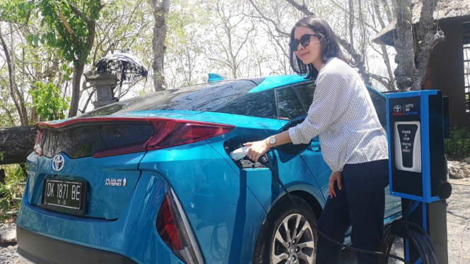 Pengisian baterai pada Toyota Prius Prime Plug-In Hybrid