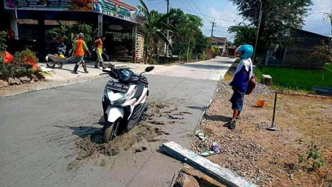 Motor emak-emak terjebak di semen basah