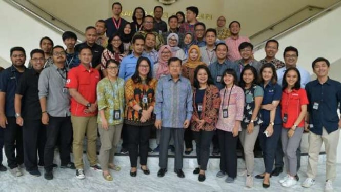 Wakil Presiden Jusuf Kalla berfoto bersama para wartawan.