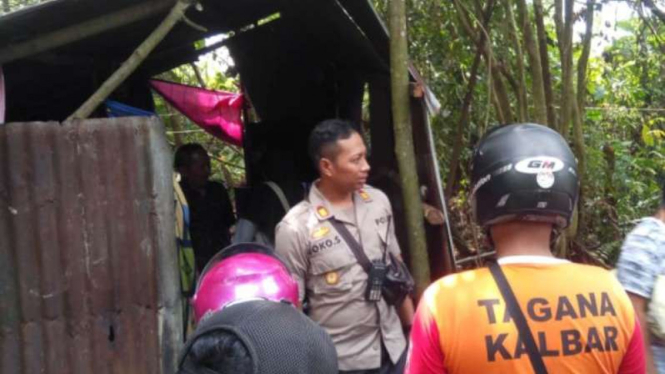 Gubuk reyot milik keluarga di Kalimantan Barat.