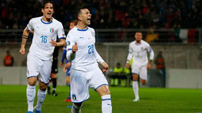 Pemain Italia rayakan gol Federico Bernardeschi.