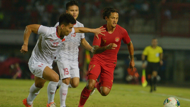 Striker Timnas Indonesia, Irfan Bachdim saat melawan Vietnam