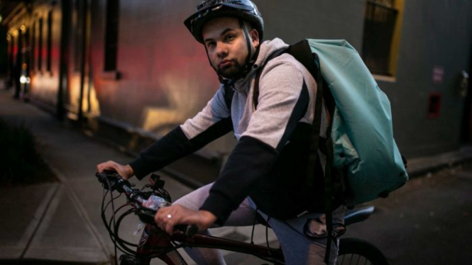 Setelah mencoba melamar kerja selama berbulan-bulan, Pedro memilih mengirimkan pesanan makanan dengan sepedanya.