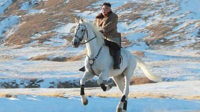 Pemimpin Korea Utara Kim Jong-un mengendarai kuda putih.