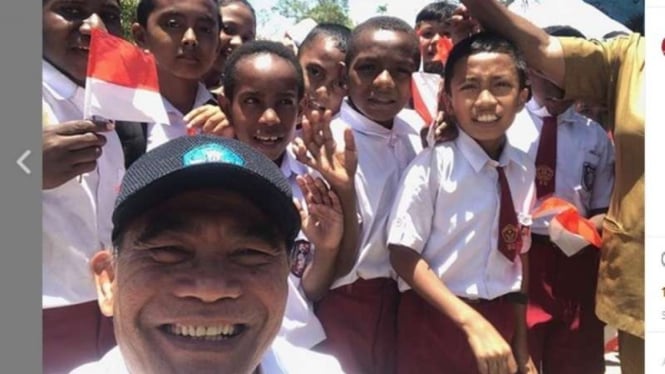 Mendikbud Muhadjir Effendy selfie dengan anak anak Distrik Sentani Jayapura