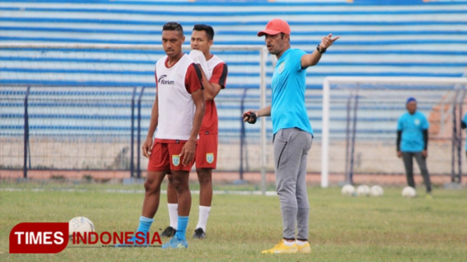 Pelatih Persela Lamongan, Nil Maizar memberikan arahan kepada pemainnya dalam sesi latihan di Stadion Surajaya, Rabu (16/20/2019). (FOTO: MFA Rohmatillah/TIMES Indonesia)