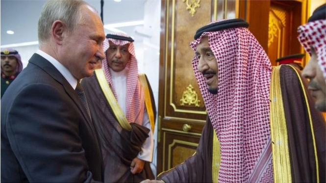 Presiden Rusia, Vladimir Putin, bertemu Raja Salman bin Abdulaziz al-Saud, pada 14 Oktober. - EPA