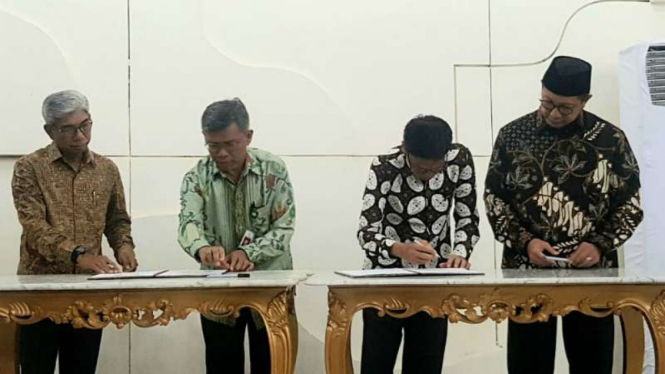 Kementerian Agama menandatangani nota kesepahaman tentang penyelenggaraan layanan sertifikasi halal di kantor Wakil Presiden, Jakarta, Rabu 16 Oktober 2019.
