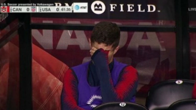 Bintang Chelsea, Christian Pulisic, menangis di bench Amerika Serikat.