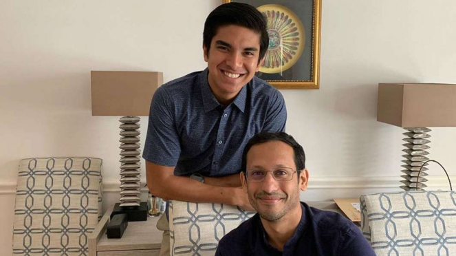 Menteri Pemuda dan Olahraga Malaysia, Syed Saddiq (belakang)