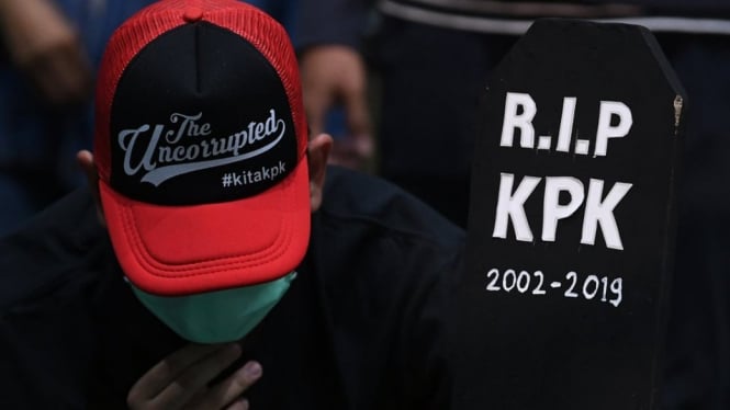 Anggota Wadah Pegawai KPK membawa nisan bertuliskan RIP KPK saat melakukan aksi di gedung KPK Jakarta, Selasa (17/09). - ANTARA FOTO/Wahyu Putro A