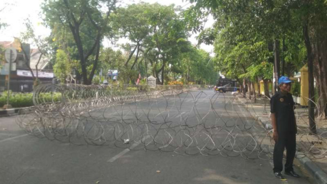 Jalan akses menuju gedung Pengadilan Negeri Surabaya, Jawa Timur, dipasangi kawat berduri menjelang sidang putusan perkara ujaran kebencian dengan terdakwa Sugi Nur Raharja alias Gus Nur pada Kamis, 17 Oktober 2019.