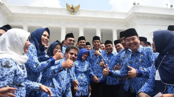 Presiden Joko Widodo (tengah) berfoto bersama anggota Korps Pegawai Republik Indonesia (Korpri) usai membuka Rakernas Korpri 2019 di Istana Merdeka, Jakarta (26/2) - ANTARA/AKBAR NUGROHO GUMAY