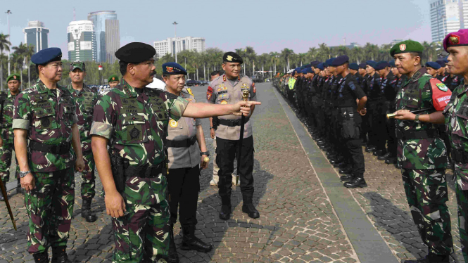 Panglima TNI Hadi Tjahjanto saat apel pasukan di Lapangan Monas
