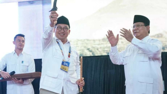Prabowo Subianto beri keris kepada Waketum Gerindra Fadli Zon saat di Hambalang, Bogor.