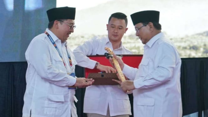 Prabowo Subianto beri keris kepada Waketum Gerindra Fadli Zon