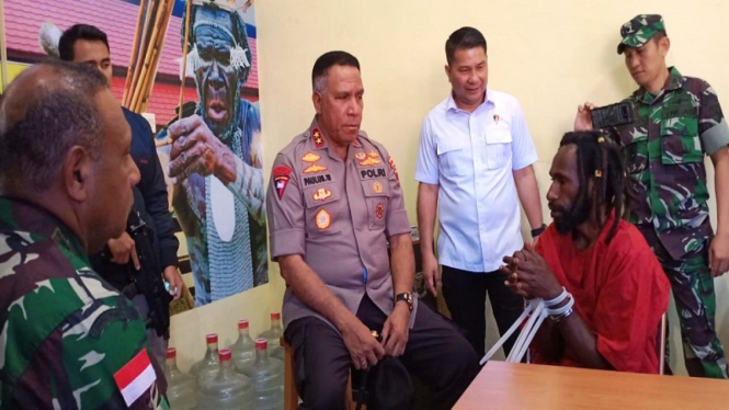 Pangdam dan Kapolda Papua saat berbincang dengan pelaku pembunuhan.