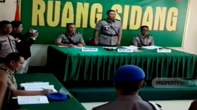 Lima anggota Kepolisian Resor Kendari disidang disiplin atas dugaan pelanggaran membawa senjata api saat mengawal demonstrasi mahasiswa di depan kantor DPRD Sulawesi Tenggara.
