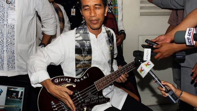 Sebagian pemusik Indonesia menjalin hubungan dengan Presiden Joko Widodo, tapi sebagian lainnya memilih kritis dan mendukung aksi turun ke jalan.-AFP