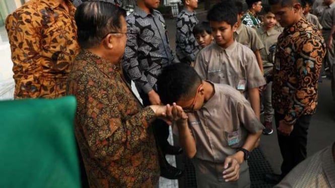 Wakil Presiden Jusuf Kalla saat menerima kunjungan anak-anak SMP.