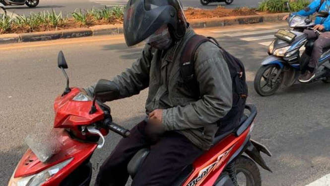 Seorang pengendara motor di Depok memperlihatkan kelaminnya di depan umum. (ilustrasi)
