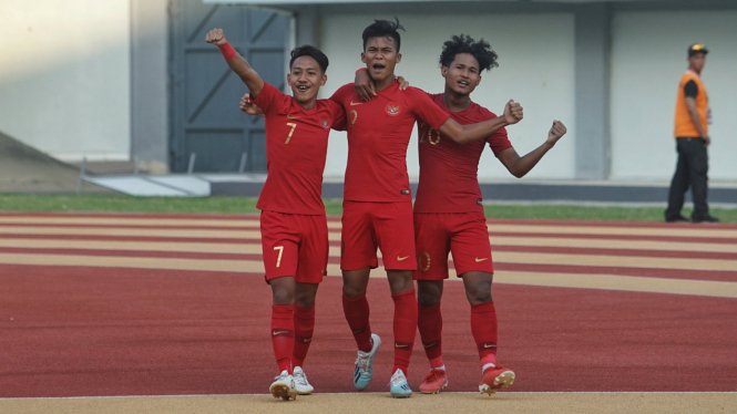 Pemain timnas Indonesia U-19 merayakan gol