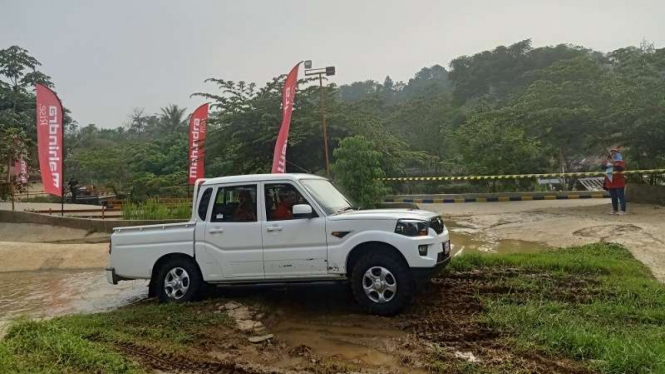 Mobil Mahindra Scorpio Pikup diuji jalan di trek offroad