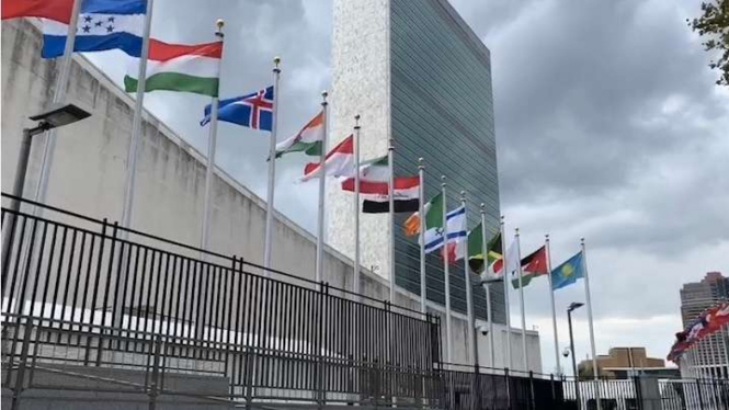 Bendera Indonesia (tengah) di Markas Besar PBB di New York, Amerika Serikat.