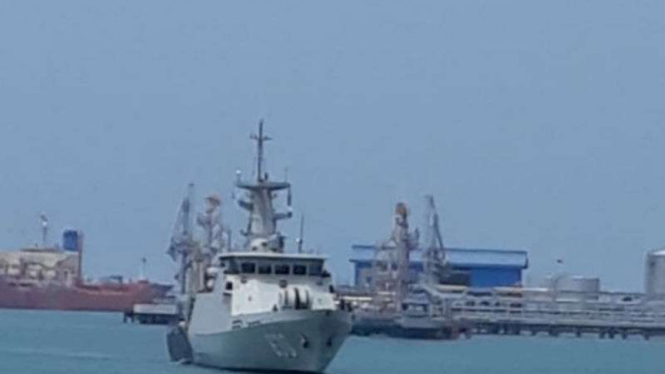 Dua KRI berpatroli di perairan Selat Sunda menjaga pelantikan presiden.