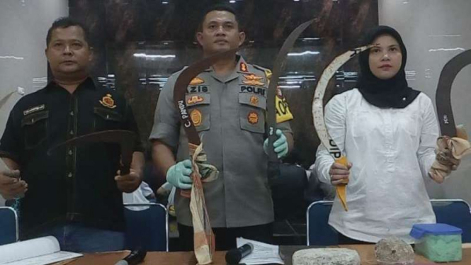 Kapolresta Depok Ajun Komisaris Besar Azis Andriansyah menunjukkan barang bukti.