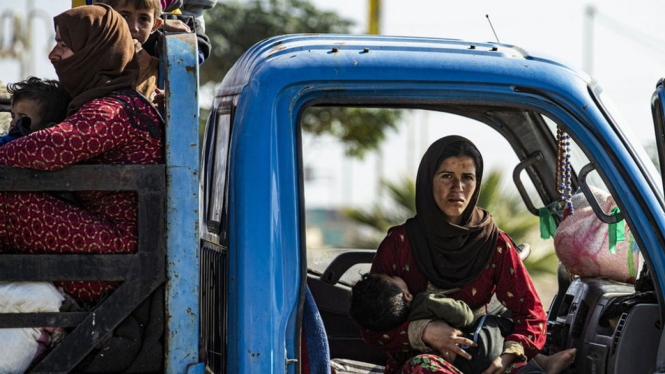 Keluarga yang kabur dari Suriah bagian utara. - Getty Images