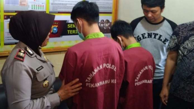 Polisi tahan dua orang pemuda yang menyetubuhi ABG di Riau.