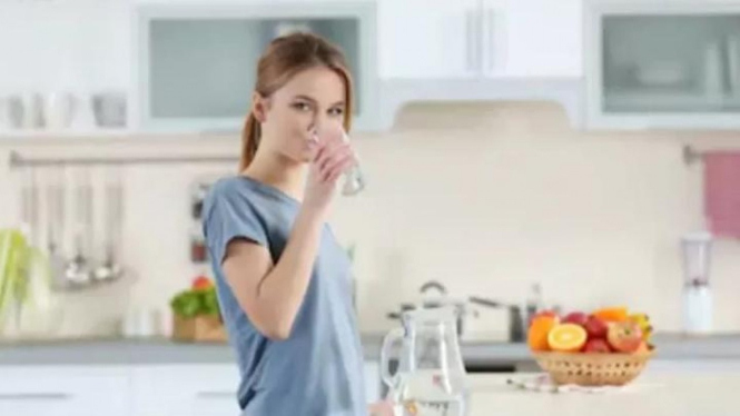 Meskipun mengkonsumsi air putih sangat dianjurkan untuk kesehatan, konsumsi air putih lebih banyak daripada jumlah yang dapat dikeluarkan oleh tubuh dapat memicu kondisi yang disebut hiponatremia.