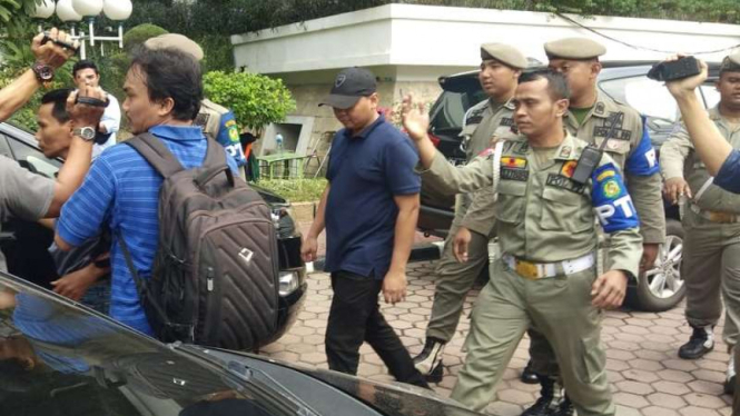 AND saat digiring petugas KPK dari Kantor Pemkot Medan