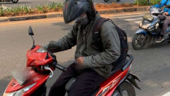 Seorang pengendara motor di Depok memperlihatkan kelaminnya di depan umum.