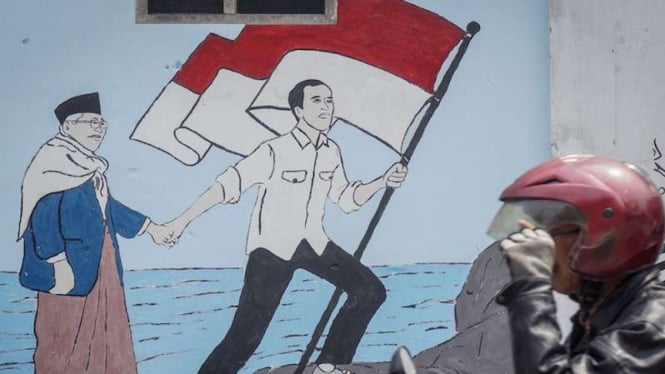 Warga melintas di depan mural bergambar Presiden dan Wakil Presiden terpilih Joko Widodo-Ma'ruf Amin di kampung Punggawan, Banjarsari, Solo, Jawa Tengah, Rabu (16/10/2019).