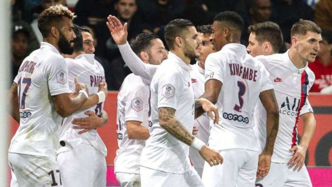 Para pemain Paris Saint-Germain (PSG) merayakan gol