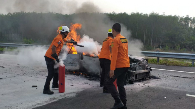 Mobil terbakar di Tol Trans Sumatera