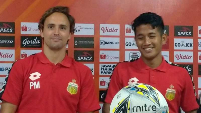 Pelatih Bhayangkara FC, Paul Munster (kiri)