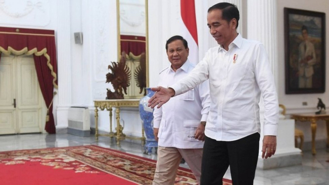 Presiden Joko Widodo berjalan bersama Ketua Umum Partai Gerindra Prabowo Subianto (kiri) usai melakukan pertemuan di Istana Merdeka, Jakarta, Jumat (11/10). - Akbar Nugroho Gumay/ANTARA FOTO