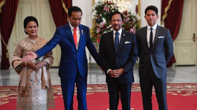 Presiden Joko Widodo (kedua kiri) didampingi Ibu Negara Iriana Joko Widodo (kiri) menyambut kunjungan pemimpin Brunei Darussalam Sultan Hassanal Bolkiah (kedua kanan) didampingi Pangeran Brunei Darussalam Abdul Mateen Bolkiah di Istana Merdeka.