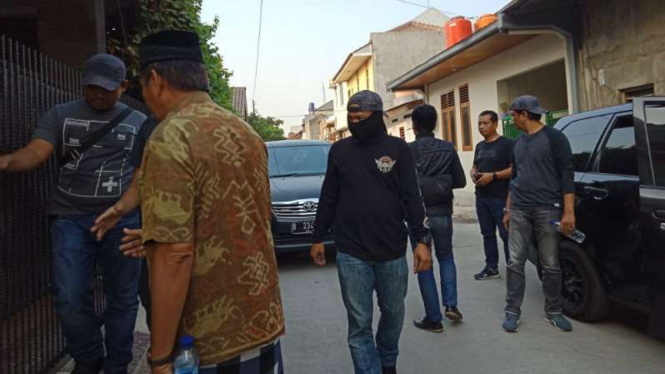 Densus 88 Antiteror Mabes Polri menangkap satu terduga pelaku makar bernama Ahmad Birawan di Kota Bekasi, Jawa Barat, Minggu, 20 Oktober 2019.