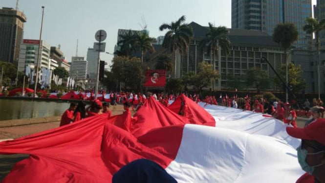 Bendera Merah Putih raksasa dibentangkan pendukung Jokowi.
