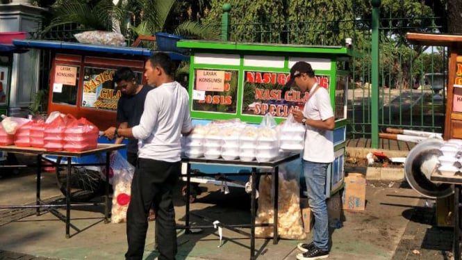 Tim relawan Jokowi-Ma'ruf menyediakan sekitar 32.000 makanan gratis.