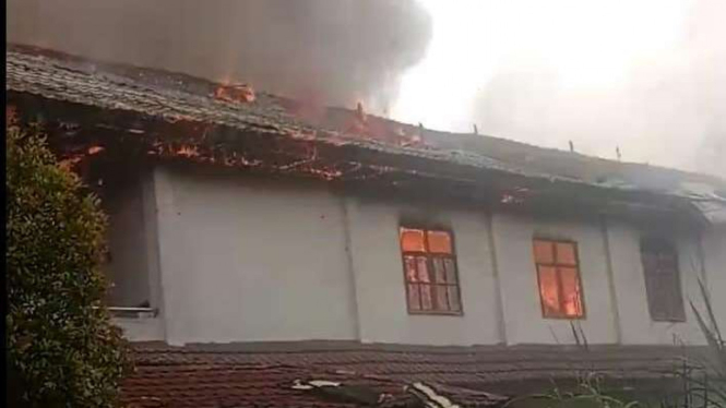 Sebuah bangunan asrama mahasiswa asal Papua di Kota Tomohon, Sulawesi Utara, dilaporkan kebakaran pada Minggu, 20 Oktober 2019.