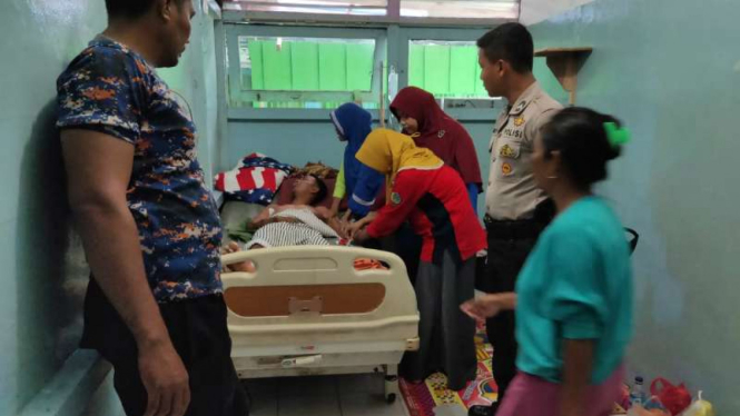 Seorang korban luka bakar akibat ledakan kapal bermuatan tabung gas di Pelabuhan Teluk Batang, Kecamatan Pulau Maya, Kabupaten Kayong Utara, Kalimantan Barat, pada Minggu, 20 Oktober 2019.