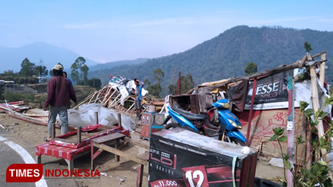 Rumah yang rusak dan pohon tumbang terjadi di Desa Sumberbrantas, Kecamatan Bumiaji, sejak Sabtu (19/10/2019) malam. (foto: Istimewa/TIMES Indonesia).Â 