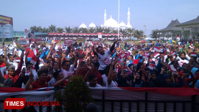 Bupati  Madiun Ahmad Dawami berbaur dengan warga saat acara Panggung Merah Putih. (Foto: Ito Wahyu Utomo/TIMES Indonesia)